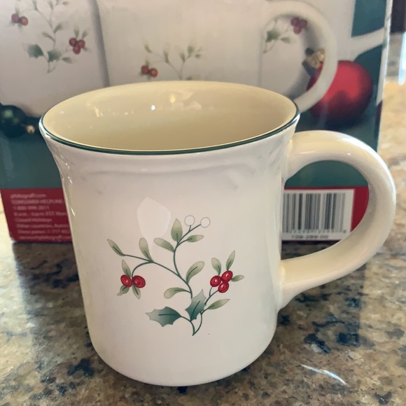 Pfaltzgraff Winterberry 12 oz Coffee Mugs NIB ❄️ make offer - Picture 3 of 4